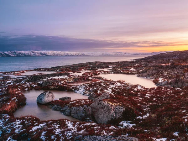 バレンツ海の海岸に岬と素晴らしい山の風景 山の極白い雪の範囲で素晴らしい日の出の風景 Tererberka — ストック写真