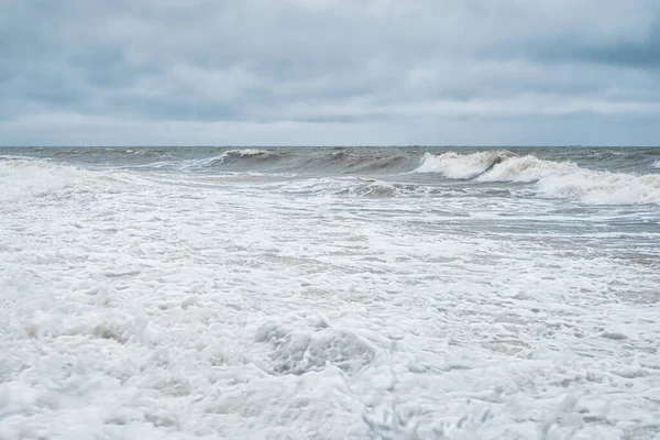 戏剧化的简约海景 白海上有浪花和白沫 — 图库照片