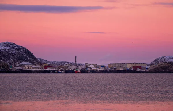 Magische Kleurrijke Zonsondergang Het Poolnoorden Uitzicht Winterstad Teriberka Rusland — Stockfoto