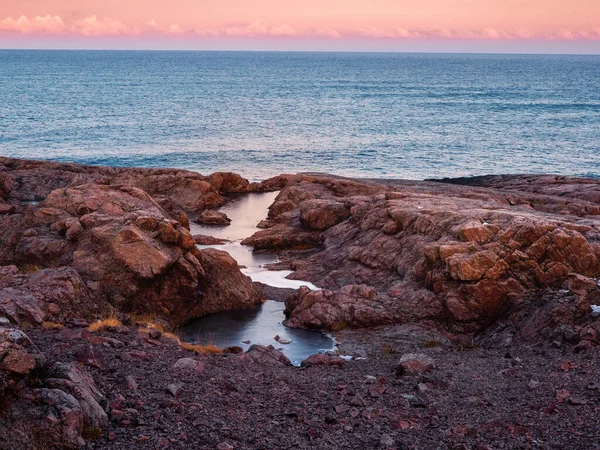北冰洋海岸的悬崖简约的风景 美丽的岩石 充满了冰冻水的精美岩石 科拉半岛 — 图库照片