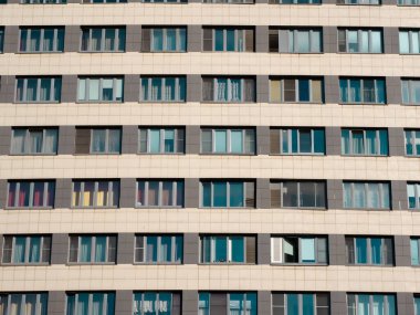 Modern çok katlı yeni bir konut binasının ön cephesi. Yakın plan..