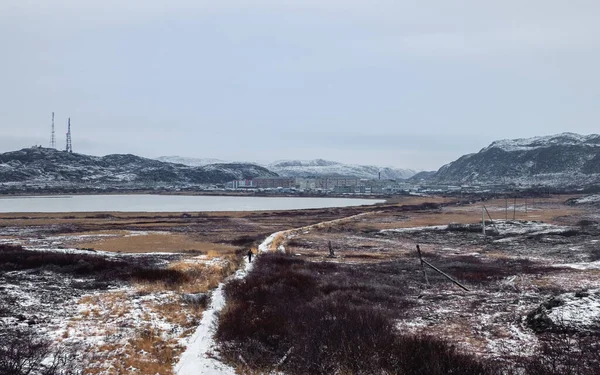 パノラマビューは 極性の丘の間に位置する北極の村への距離に入る狭いパスを表示します 北極の村バレンツ海の海岸にLodeynoye — ストック写真