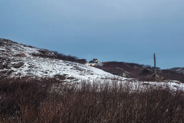 車は困難な氷の道を移動中です 丘を通って滑りやすい北極道 — ストック写真