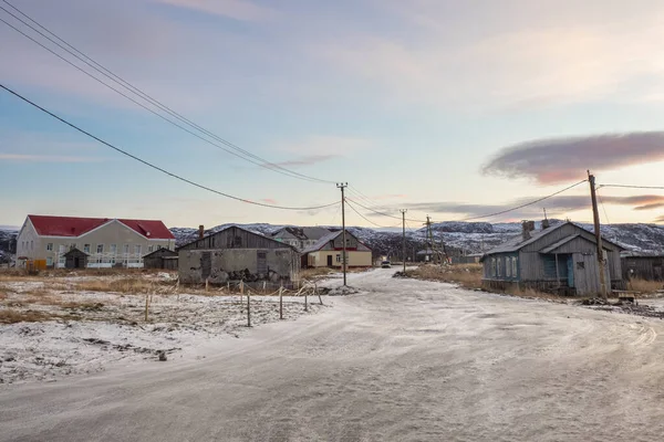 放棄された家と古い北極の村の夜の神秘的な景色 テリベルカだ ロシア — ストック写真