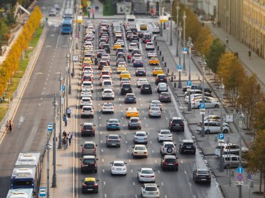 Rusya, Moskova, 30 Eylül 2020. Moskova 'da akşam trafiği sıkışık. Şehir merkezinde trafik sıkışık. Üst görünüm.