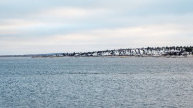 Panoramik görüş, sudan çıkan uzun ve dar bir taş. Soğuk Beyaz Deniz. Asgari deniz manzarası.