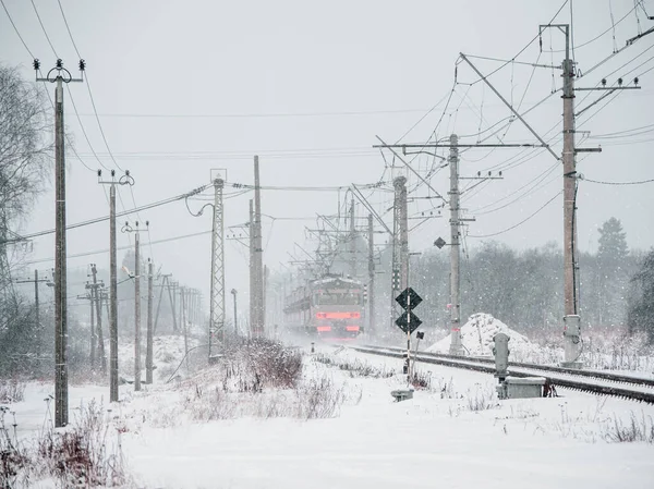 列車は雪の降る冬の日に動いている ロシア — ストック写真