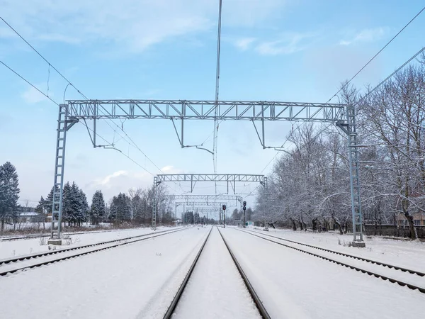 白い冬の雪のドリフト 農村部の鉄道の間の空の鉄道トラック — ストック写真