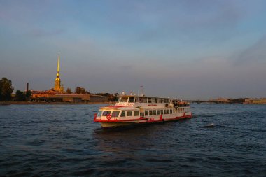 Saint-Petersburg, Rusya, 25 Eylül 2020. Nehirdeki turist botu. St. Petersburg 'daki Neva Nehri' nde akşam gezintisi..