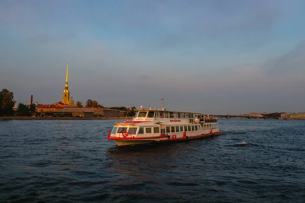 São Petersburgo Rússia Setembro 2020 Barco Turístico Rio Navegação Noturna — Fotografia de Stock