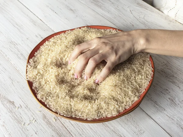 手里拿着米 基本加工步骤是适于食用的米 靠近点 — 图库照片