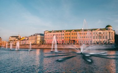 Moskova, Rusya, 30 Eylül 2020. Kadaşevskaya seti panoramik manzarası, Moskova 'daki akşam çeşmeleri. Moskova 'nın güzel manzarası.