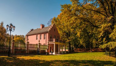 Moskova, Rusya, 30 Eylül 2020. Hollanda evi. Moskova 'da popüler bir turizm merkezi olan Kuskovo Park' ın mimarisi..