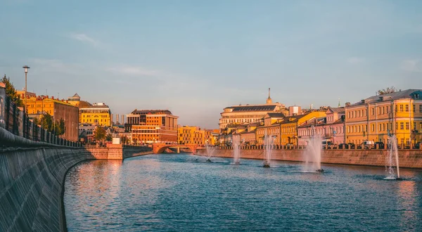 Moskova, Rusya, 30 Eylül 2020. Kadaşevskaya seti panoramik manzarası, Moskova 'daki akşam çeşmeleri. Moskova 'nın güzel manzarası.