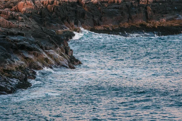 Penhasco Rochoso Saltar Para Mar Marinhas Minimalistas — Fotografia de Stock