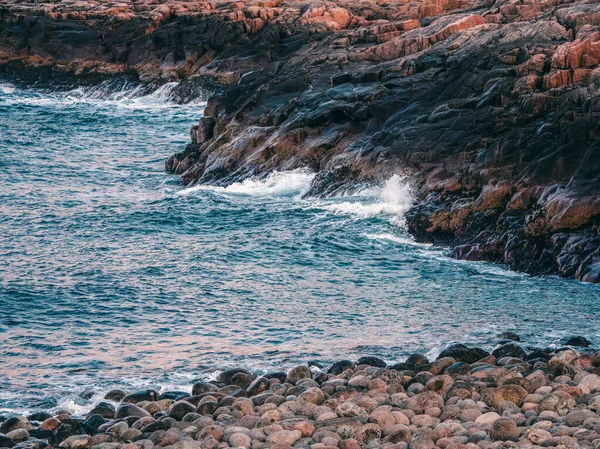 Una Scogliera Rocciosa Che Getta Mare Minimo Paesaggio Marino — Foto Stock