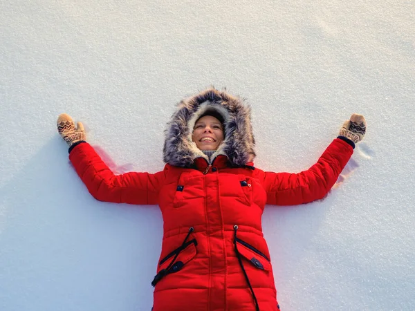 在雪地里快乐的女人顶部平坦的俯瞰 — 图库照片