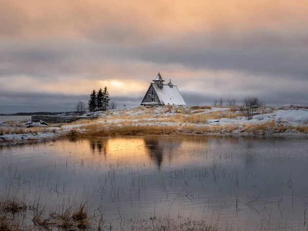 Vakkert Vinterlandskap Med Lite Autentisk Trehus Ved Skumringen Klippe Russland – stockfoto
