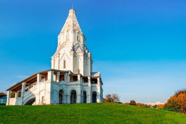 Moskova, Rusya, 30 Eylül 2020. UNESCO Moskova Kolomenskoye. Kolomenskoye müze rezervinde dinlenme, sonbaharda Yükseliş Kilisesi yakınlarında, Moskova, Rusya.