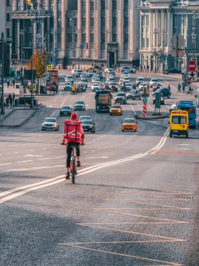 Moskova, Rusya, 30 Eylül 2020. Pizzacı çocuk şehir merkezinde bisikletiyle geziyor. Dikey görünüm. 