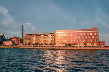 Binaların sıkışık inşaatı. St. Petersburg seti üzerine bir ofis binası inşa ediliyor. Rusya.