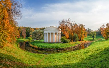 Pavlovsk Park 'ta Dostluk Tapınağı ile panoramik sonbahar manzarası var. St. Petersburg, Rusya
