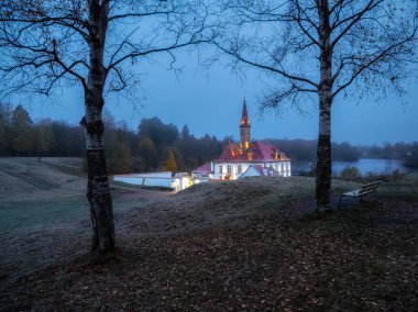 Aydınlatılmış antik Malta şatosuyla gece mistik manzarası. Gatchina. Rusya.