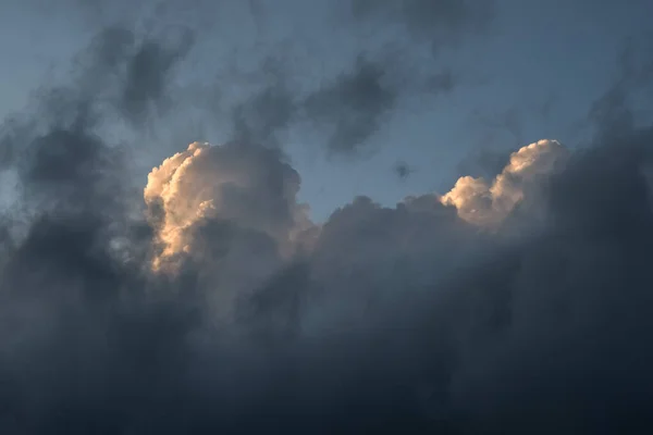 Vit Moln Och Mörk Himmel Strukturerad Bakgrund — Stockfoto