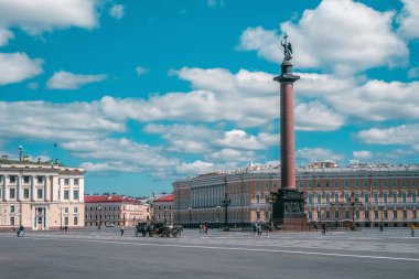 Saint Petersburg 'da faytonlu ve atlı Winter Palace meydanının yaz manzarası. - Rusya. Tonlama.