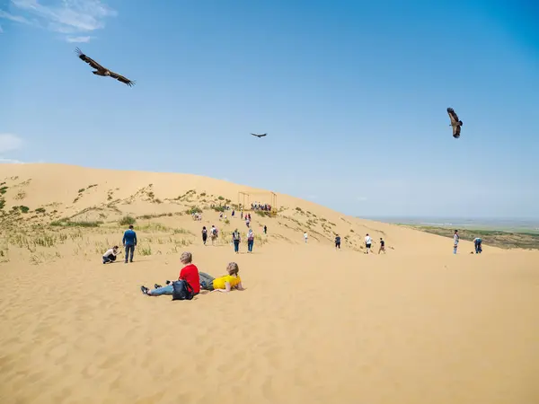Russia Dagestan Sarykum Dune May 2021 Group Tourists Enjoy Views — Stock Photo, Image