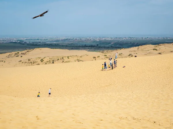 Russia Dagestan Sarykum Dune May 2021 Group Tourists Enjoy Views — Stock Photo, Image