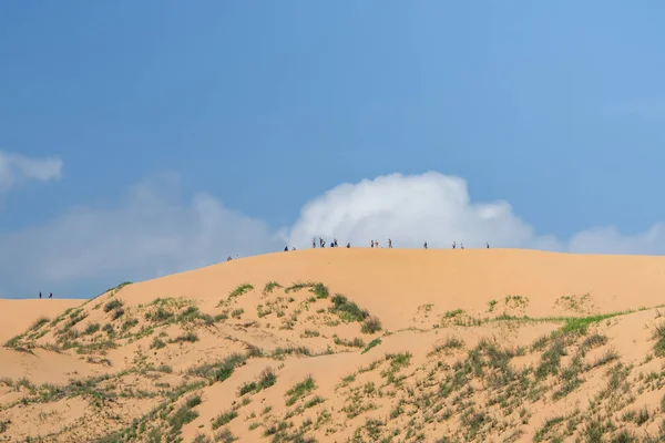 Small Silhouettes Tourists Big Sand Dune Dagestan Sarykum Dune — Stock Photo, Image