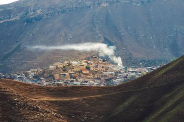 Bir dağ köyünün üstündeki duman. Kafkasya dağlarının tepesine yerleştirilmiş küçük köy Choh. Dağıstan, Rusya.