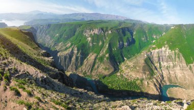 Baharda dev Sulak Kanyonu 'nda muhteşem bir panoramik manzara. Dağıstan Cumhuriyeti, Rusya 'da seyahat.