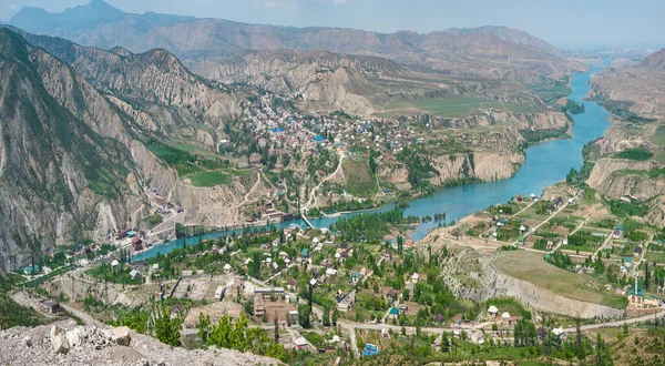 Manzaralı dağ yaz manzarası. Zubutli bir dağ köyüdür. Sulak Nehri. Dağıstan. Rusya