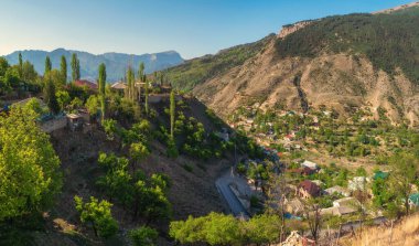 Bahar yeşilliğindeki dağ köyü. Gotsatl, Dağıstan.