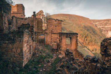 Terk edilmiş etnik aul. Eski terk edilmiş hayalet şehir Gamsutl, Dağıstan, Rusya.