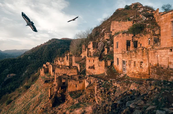 Terk edilmiş etnik aul. Eski terk edilmiş hayalet şehir Gamsutl, Dağıstan, Rusya.
