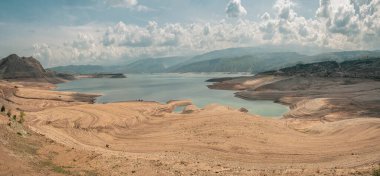 Chirkeyskoye rezervuarı Kafkasya 'daki en büyük yapay rezervuardır. Kanyon ve rezervuarın gelecekteki görüşleri, seyahat kavramı. Dağıstan