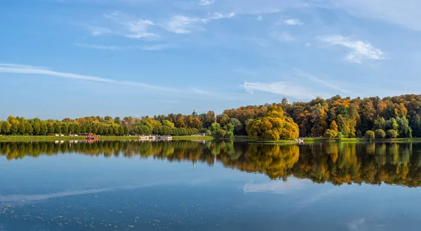 Panoramisch Uitzicht Tsaritsyno Herfst Park Met Reflecties Van Bomen Het — Stockfoto