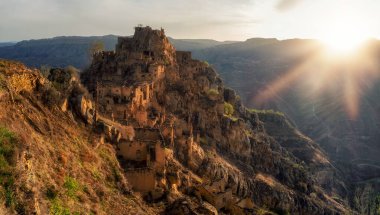 Terk edilmiş etnik aul. Eski terk edilmiş hayalet şehir Gamsutl, Dağıstan, Rusya. Panoramik görünüm.