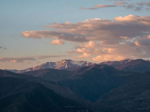 Concentrati Montagne Del Caucaso All Alba Paesaggio Atmosferico Con Sagome — Foto Stock