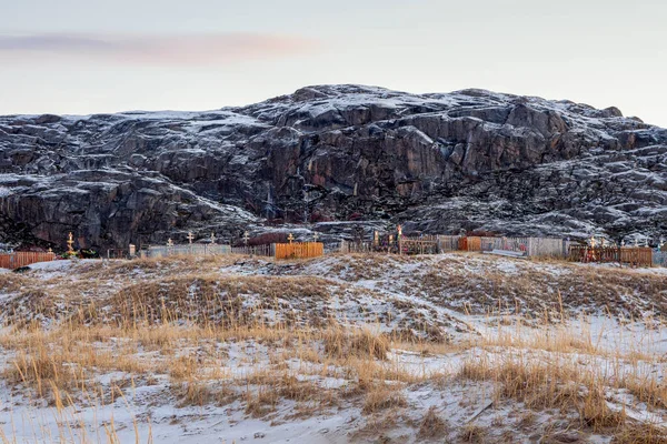 テレベルカの北極海岸の丘の背景にある墓地 ロシア — ストック写真
