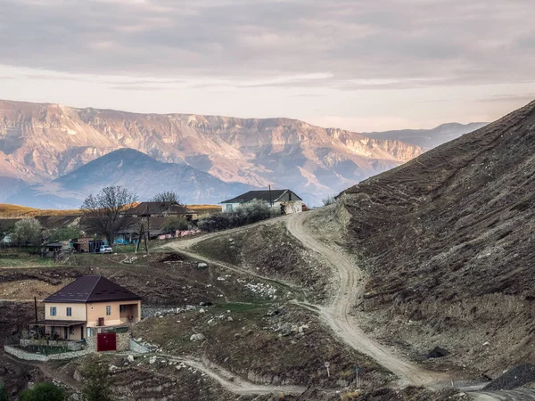 山间土路蜿蜒曲折 山坡上有乡村房屋 有一条蛇纹路的山谷的晨景 Matlas Gorge 达吉斯坦 — 图库照片