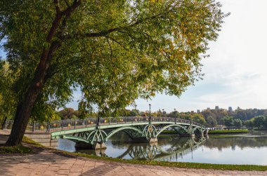 Moskova, Tsaritsyno Park 'taki yeşil köprünün panoramik görüntüsü