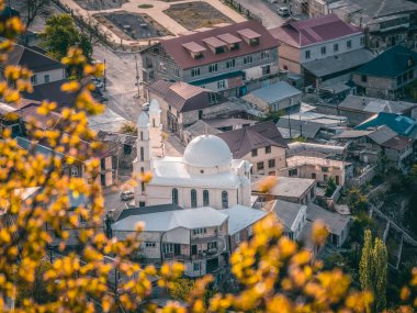 Bir dağ köyünün merkezindeki beyaz camii. Gunib 'de havadan manzara ve şehir manzarası. Dağıstan.