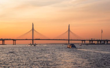 St. Petersburg 'daki Neva Nehri su alanının akşam manzarası. Küçük kablolu köprü.