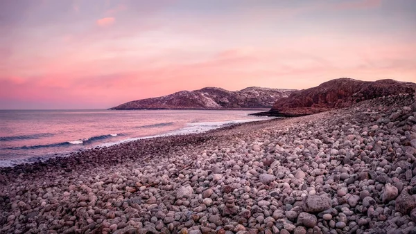 神奇的日落海滨的卵石 北海上的海滩表面覆盖着各种颜色的灰色 光滑的大圆石 Teriberka — 图库照片