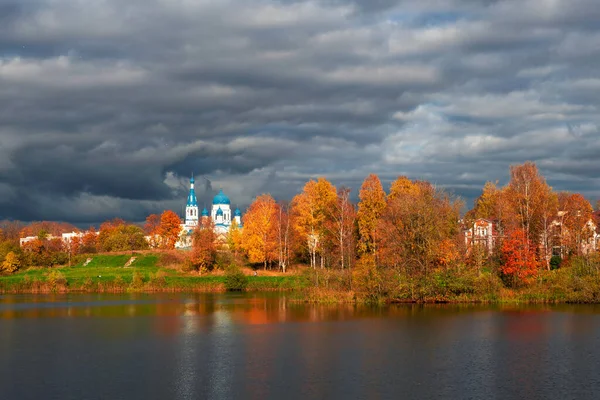Catedral Branca Distância Cercada Por Árvores Douradas Outono Gatchina Cidade — Fotografia de Stock