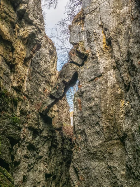 Gefährlich Überhängender Fels Einer Felsspalte Vertikale Ansicht — Stockfoto